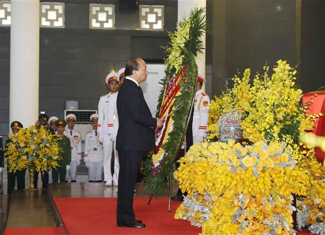 La delegación del Gobierno de Vietnam, encabezada por el primer ministro, Nguyen Xuan Phuc, rinde homenaje a Do Muoi (Fuente: VNA)