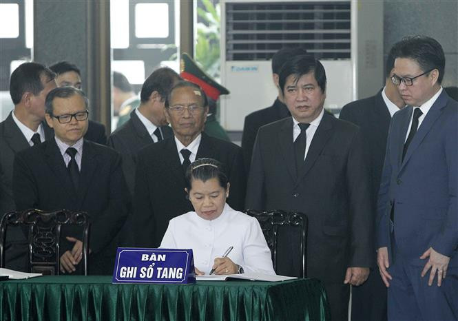 Una delegación de Camboya, dirigida por su viceprimera ministra, Men Sam An, rinde tributo a Do Muoi (Fuente: VNA)