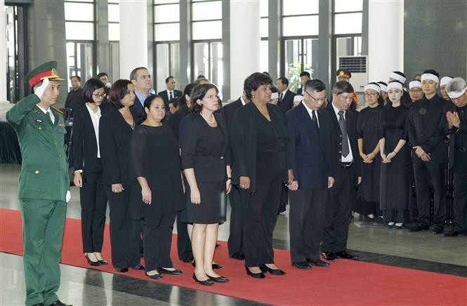 Una delegación de Cuba, dirigida por Olga Lidia Tapia Iglesias, miembro del Secretariado y jefa del Departamento de Educación, Deportes y Ciencia del Comité Central del Partido Comunista, rinde tributo a Do Muoi (Fuente: VNA)
