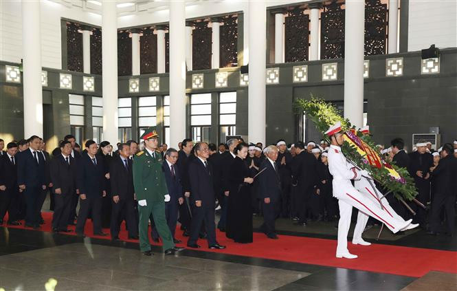 La delegación de la Asamblea Nacional de Vietnam, encabezada por su presidenta, Nguyen Thi Kim Ngan, rinde homenaje a Do Muoi (Fuente: VNA)