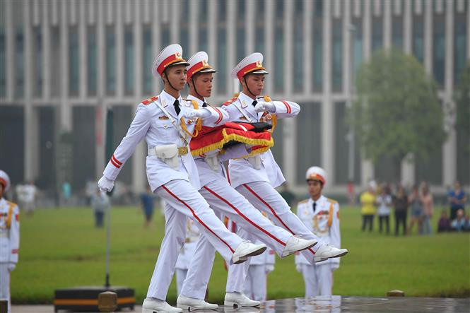 Ceremonia de izamiento de bandera a media asta en la plaza Ba Dinh (Fuente: VNA)