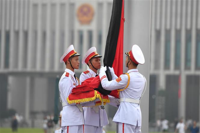 Ceremonia de izamiento de bandera a media asta en la plaza Ba Dinh (Fuente: VNA)