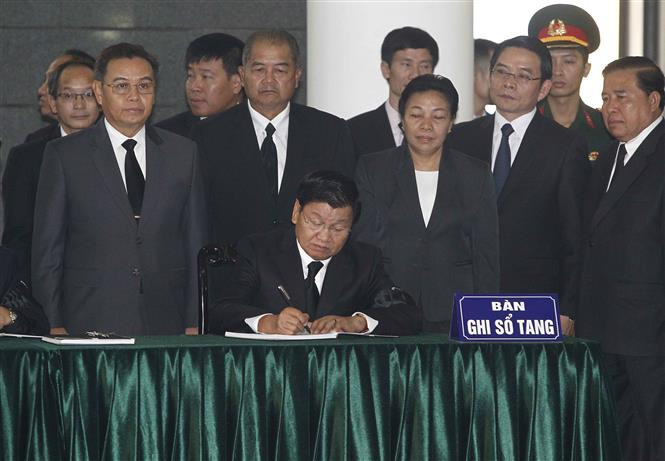 La delegación de Laos en la ceremonia está encabezada por el primer ministro, Thongloun Sisoulith (Fuente: VNA)