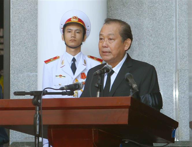  El miembro del Buró Político del Partido Comunista y viceprimer ministro permanente de Vietnam, Truong Hoa Binh, presenta la biografía de Do Muoi y la lista de la Comisión Organizadora del funeral (Fuente: VNA)