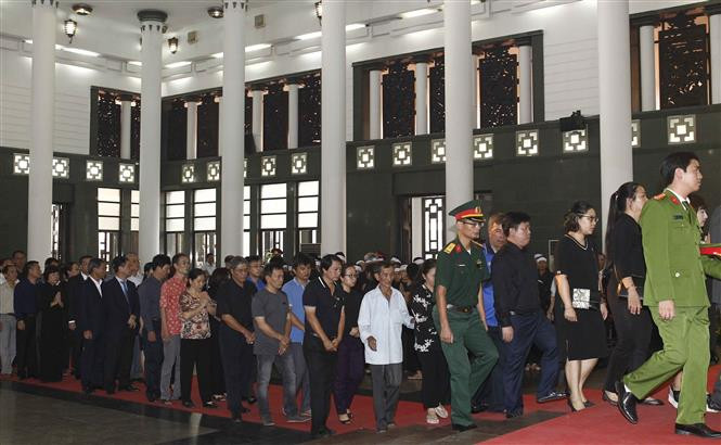 Pobladores vietnamitas rinden homenaje a Do Muoi (Fuente: VNA)