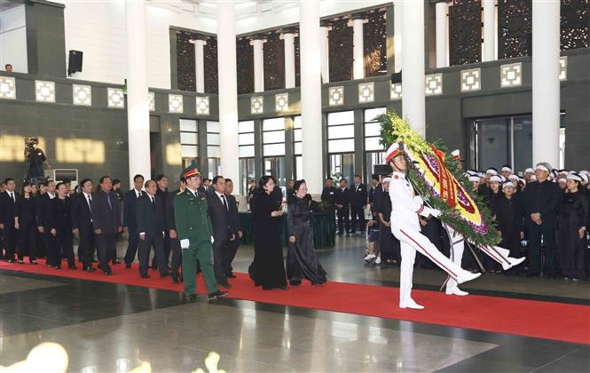 Una delegación, encabezada por la presidenta interina de Vietnam, Dang Thi Ngoc Thinh, rinde homenaje a Do Muoi (Fuente: VNA)