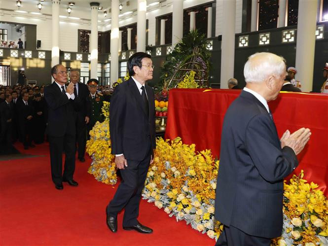 La delegación del Comité Central del Partido Comunista de Vietnam, encabezada por su secretario general, Nguyen Phu Trong, rinde homenaje a Do Muoi (Fuente: VNA)