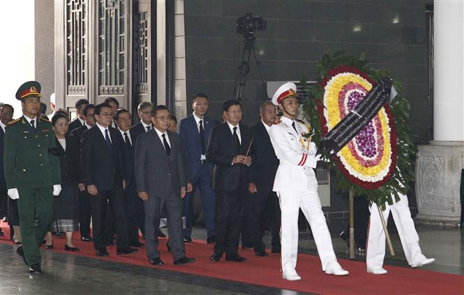 La delegación de Laos en la ceremonia está encabezada por el primer ministro, Thongloun Sisoulith (Fuente: VNA)