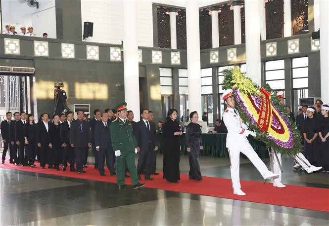 Una delegación, encabezada por la presidenta interina de Vietnam, Dang Thi Ngoc Thinh, rinde homenaje a Do Muoi (Fuente: VNA)