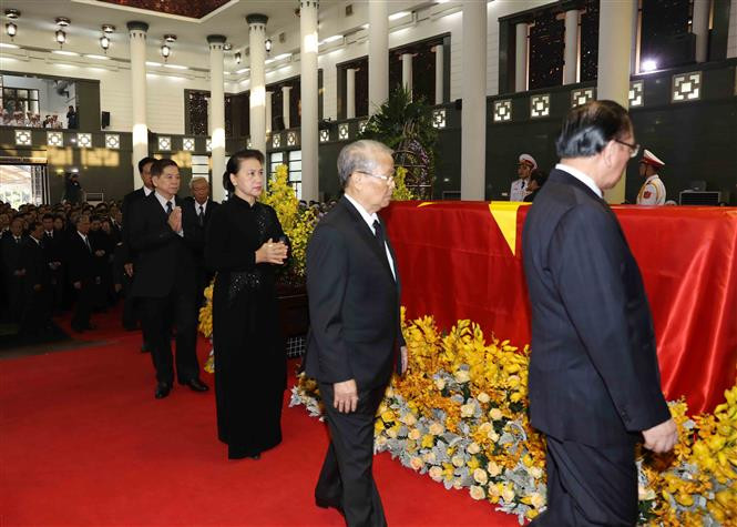 La delegación del Comité Central del Partido Comunista de Vietnam, encabezada por su secretario general, Nguyen Phu Trong, rinde homenaje a Do Muoi (Fuente: VNA)