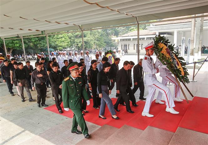 Una delegación de la Agencia Vietnamita de Noticias, encabezada por su director general, Nguyen Duc Loi, rinde tributo a Do Muoi (Fuente: VNA)
