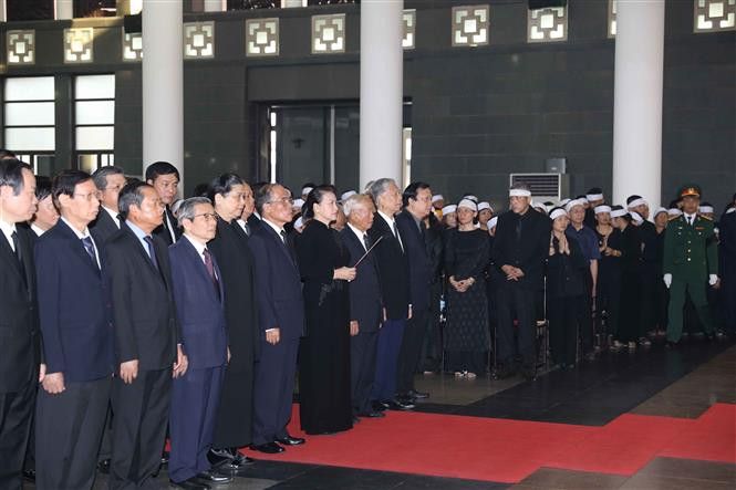 La delegación de la Asamblea Nacional de Vietnam, encabezada por su presidenta, Nguyen Thi Kim Ngan, rinde homenaje a Do Muoi (Fuente: VNA)