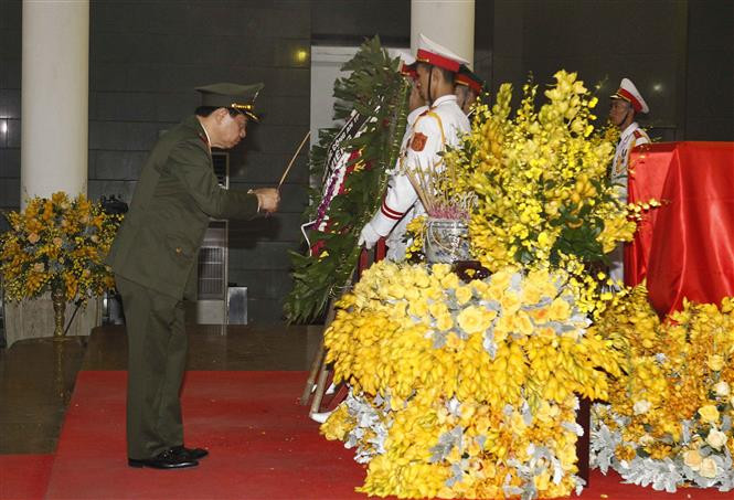 Representantes de la fuerza policíaca rinden homenaje a Do Muoi (Fuente: VNA)