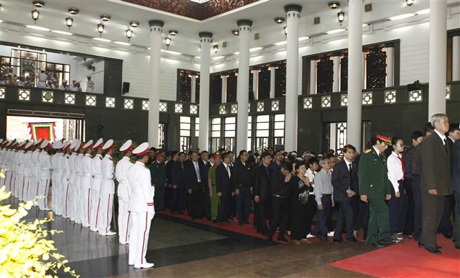 Pobladores vietnamitas rinden homenaje a Do Muoi (Fuente: VNA)