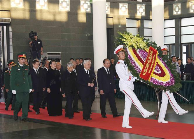 La delegación del Comité Central del Partido Comunista de Vietnam, encabezada por su secretario general, Nguyen Phu Trong, rinde homenaje a Do Muoi (Fuente: VNA)