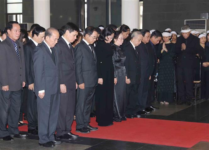 Una delegación, encabezada por la presidenta interina de Vietnam, Dang Thi Ngoc Thinh, rinde homenaje a Do Muoi (Fuente: VNA)