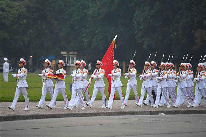 Ceremonia de izamiento de bandera a media asta en la plaza Ba Dinh (Fuente: VNA)