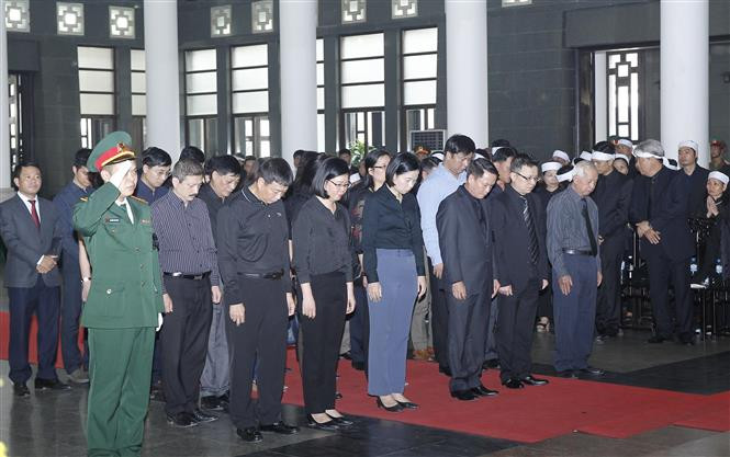 Una delegación de la Agencia Vietnamita de Noticias, encabezada por su director general, Nguyen Duc Loi, rinde tributo a Do Muoi (Fuente: VNA)