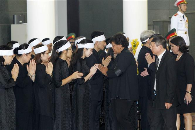 Una delegación de Cuba, dirigida por Olga Lidia Tapia Iglesias, miembro del Secretariado y jefa del Departamento de Educación, Deportes y Ciencia del Comité Central del Partido Comunista, rinde tributo a Do Muoi (Fuente: VNA)