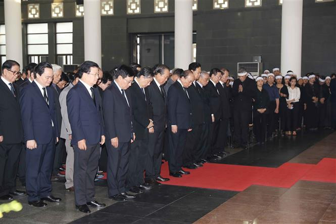 La delegación del Gobierno de Vietnam, encabezada por el primer ministro, Nguyen Xuan Phuc, rinde homenaje a Do Muoi (Fuente: VNA)