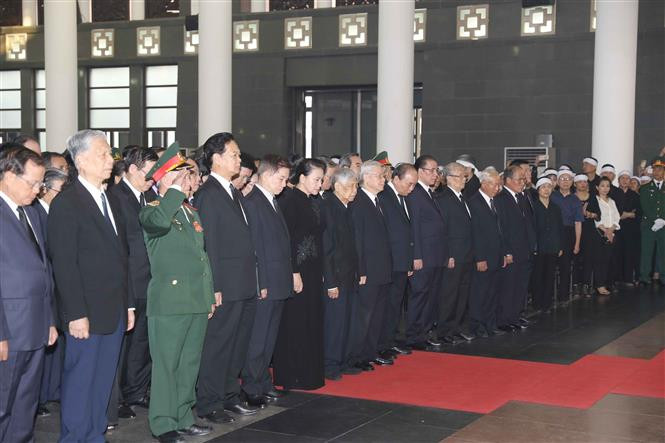 La delegación del Comité Central del Partido Comunista de Vietnam, encabezada por su secretario general, Nguyen Phu Trong, rinde homenaje a Do Muoi (Fuente: VNA)