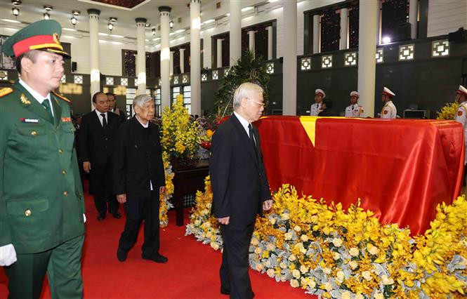 La delegación del Comité Central del Partido Comunista de Vietnam, encabezada por su secretario general, Nguyen Phu Trong, rinde homenaje a Do Muoi (Fuente: VNA)