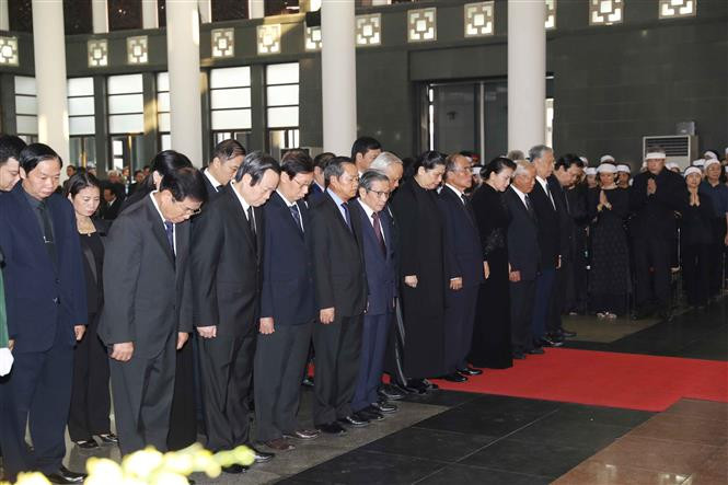La delegación de la Asamblea Nacional de Vietnam, encabezada por su presidenta, Nguyen Thi Kim Ngan, rinde homenaje a Do Muoi (Fuente: VNA)