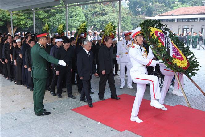 Las honras fúnebres dedicadas a Do Muoi se iniciaron esta mañana en la Casa Funeraria Nacional en Hanoi, con los actos del duelo nacional (Fuente: VNA)