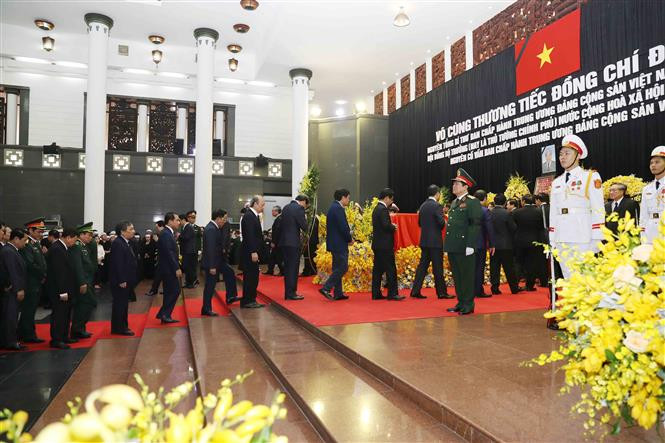 Una delegación, encabezada por la presidenta interina de Vietnam, Dang Thi Ngoc Thinh, rinde homenaje a Do Muoi (Fuente: VNA)