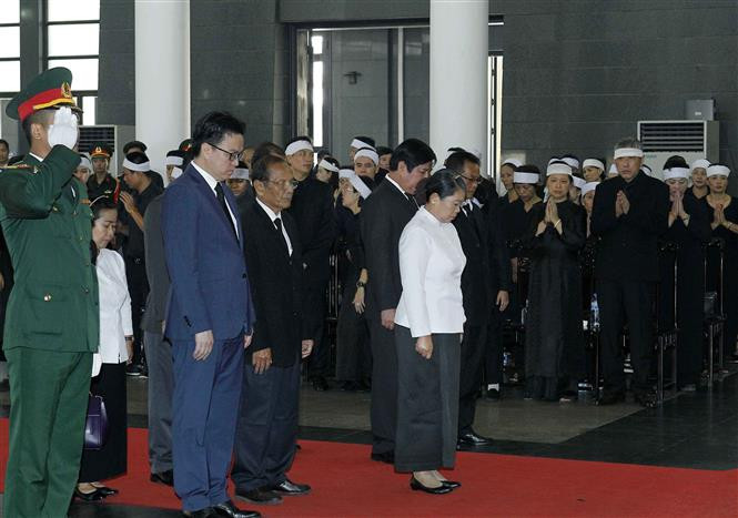 Una delegación de Camboya, dirigida por su viceprimera ministra, Men Sam An, rinde tributo a Do Muoi (Fuente: VNA)