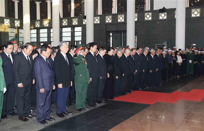 La delegación del Comité Central del Partido Comunista de Vietnam, encabezada por su secretario general, Nguyen Phu Trong, rinde homenaje a Do Muoi (Fuente: VNA)
