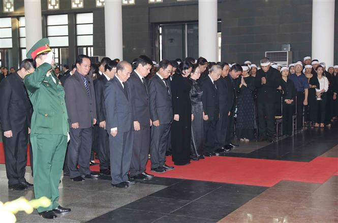 Una delegación, encabezada por la presidenta interina de Vietnam, Dang Thi Ngoc Thinh, rinde homenaje a Do Muoi (Fuente: VNA)
