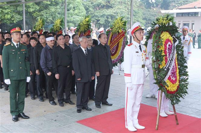 Las honras fúnebres dedicadas a Do Muoi se iniciaron esta mañana en la Casa Funeraria Nacional en Hanoi, con los actos del duelo nacional (Fuente: VNA)