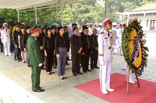 Una delegación de la Agencia Vietnamita de Noticias, encabezada por su director general, Nguyen Duc Loi, rinde tributo a Do Muoi (Fuente: VNA)