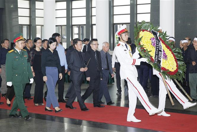 Una delegación de la Agencia Vietnamita de Noticias, encabezada por su director general, Nguyen Duc Loi, rinde tributo a Do Muoi (Fuente: VNA)