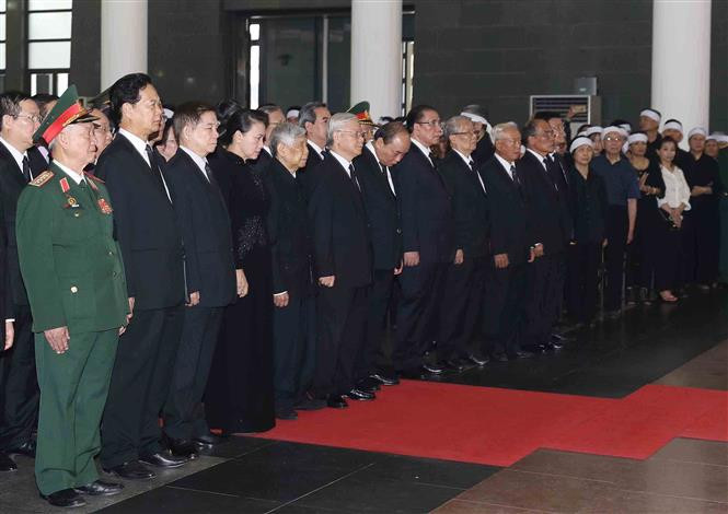La delegación del Comité Central del Partido Comunista de Vietnam, encabezada por su secretario general, Nguyen Phu Trong, rinde homenaje a Do Muoi (Fuente: VNA)