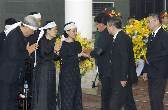 Una delegación de Cuba, dirigida por Olga Lidia Tapia Iglesias, miembro del Secretariado y jefa del Departamento de Educación, Deportes y Ciencia del Comité Central del Partido Comunista, rinde tributo a Do Muoi (Fuente: VNA)