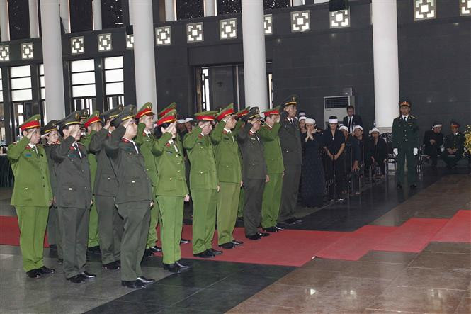 Representantes de la fuerza policíaca rinden homenaje a Do Muoi (Fuente: VNA)