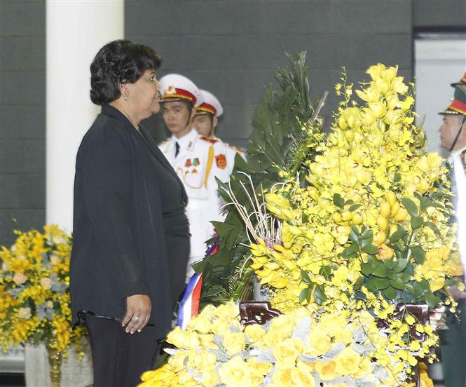 Una delegación de Cuba, dirigida por Olga Lidia Tapia Iglesias, miembro del Secretariado y jefa del Departamento de Educación, Deportes y Ciencia del Comité Central del Partido Comunista, rinde tributo a Do Muoi (Fuente: VNA)
