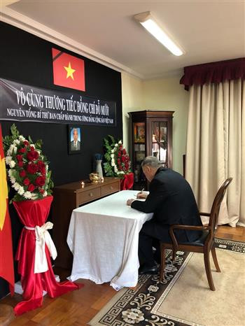 El embajador de Rusia rinde homenaje a Do Muoi, exsecretario general del Partido Comunista de Vietnam, en la Embajada de Hanoi en Chile (Fuente: VNA)