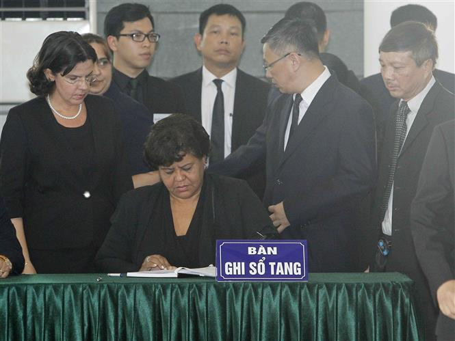 Una delegación de Cuba, dirigida por Olga Lidia Tapia Iglesias, miembro del Secretariado y jefa del Departamento de Educación, Deportes y Ciencia del Comité Central del Partido Comunista, rinde tributo a Do Muoi (Fuente: VNA)