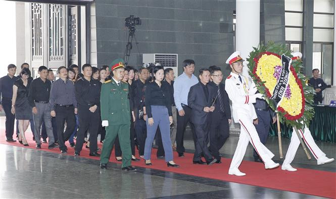 Una delegación de la Agencia Vietnamita de Noticias, encabezada por su director general, Nguyen Duc Loi, rinde tributo a Do Muoi (Fuente: VNA)