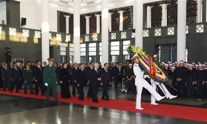 La delegación del Comité Central del Partido Comunista de Vietnam, encabezada por su secretario general, Nguyen Phu Trong, rinde homenaje a Do Muoi (Fuente: VNA)