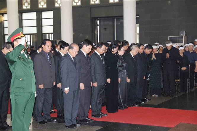 Una delegación, encabezada por la presidenta interina de Vietnam, Dang Thi Ngoc Thinh, rinde homenaje a Do Muoi (Fuente: VNA)