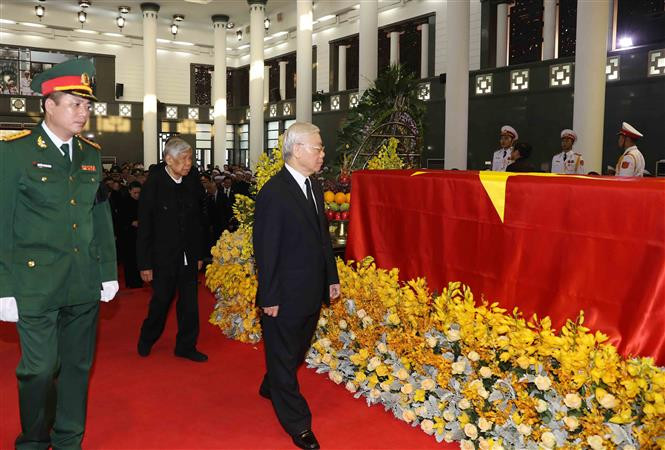 La delegación del Comité Central del Partido Comunista de Vietnam, encabezada por su secretario general, Nguyen Phu Trong, rinde homenaje a Do Muoi (Fuente: VNA)