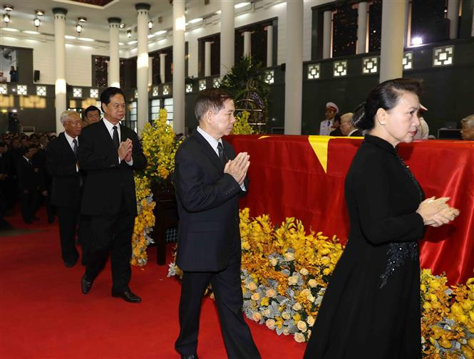 La delegación del Comité Central del Partido Comunista de Vietnam, encabezada por su secretario general, Nguyen Phu Trong, rinde homenaje a Do Muoi (Fuente: VNA)