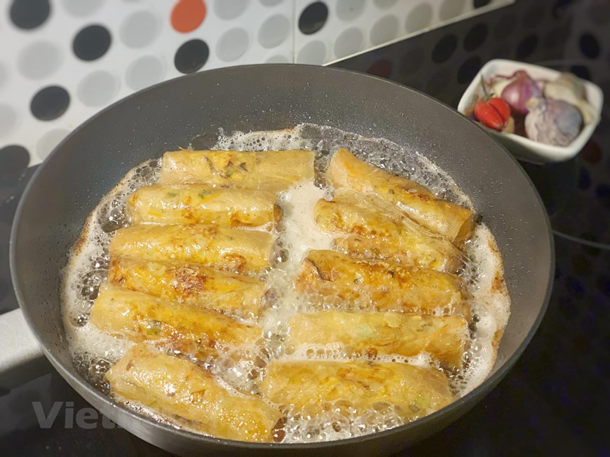 Los rollitos se fríen en abundante aceite hasta que estén dorados y crujientes, y se sirven calientes. (Foto: VNA)