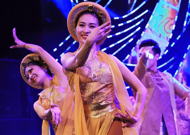 Debido a los impactos de la pandemia de COVID-19, el programa solo se transmitió en vivo a través de los canales televisivos y plataformas digitales. (Foto: VNA)