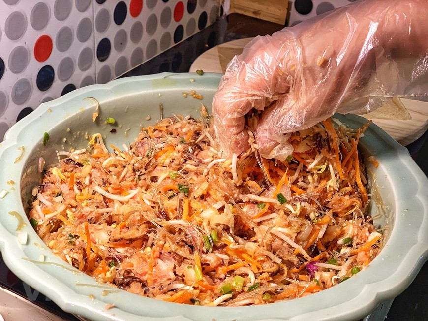 Se añaden las sazones a la mezcla y se pone a reposar por 10 minutos. (Foto: VNA)
