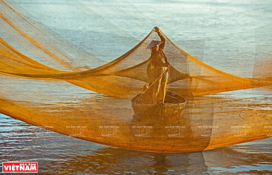 Tham Ro (Revisión de redes de pesca) (Foto: VNA)